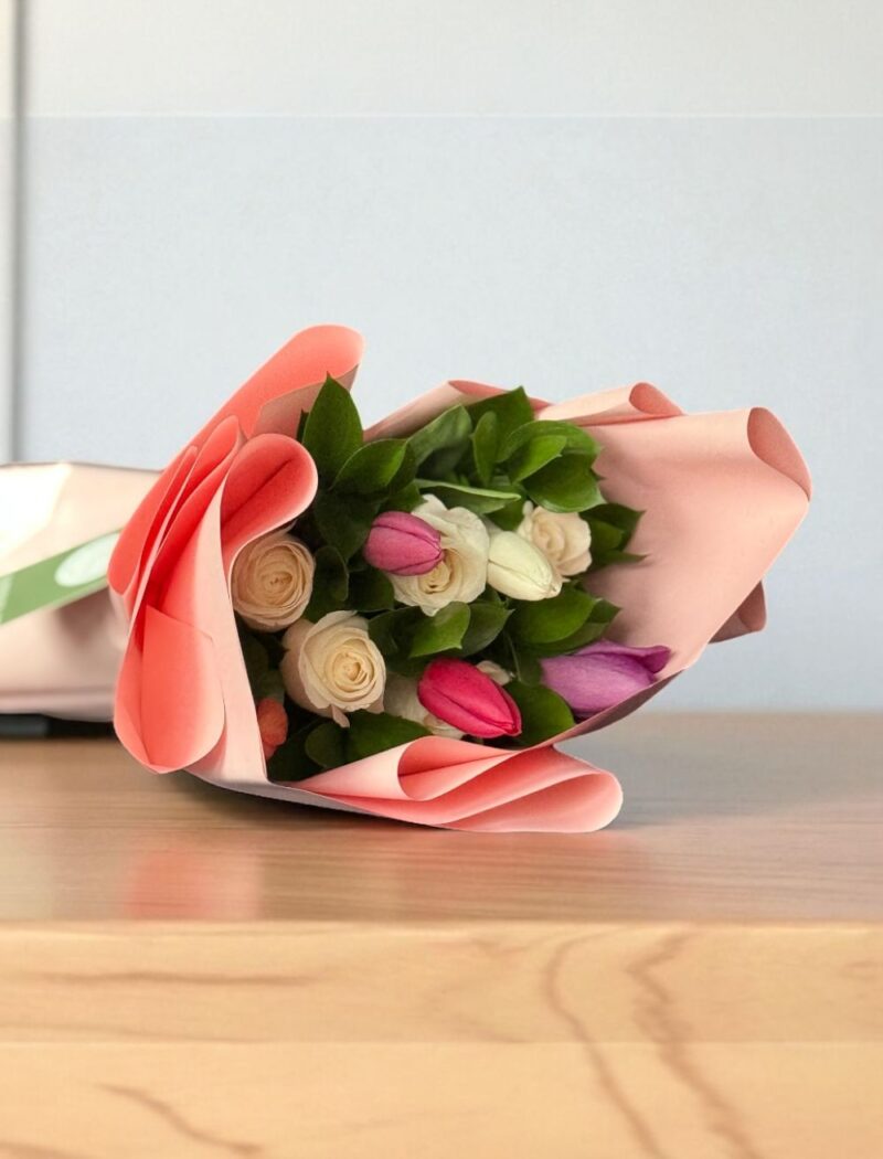RAMO DE 5 TULIPANES Y ROSAS