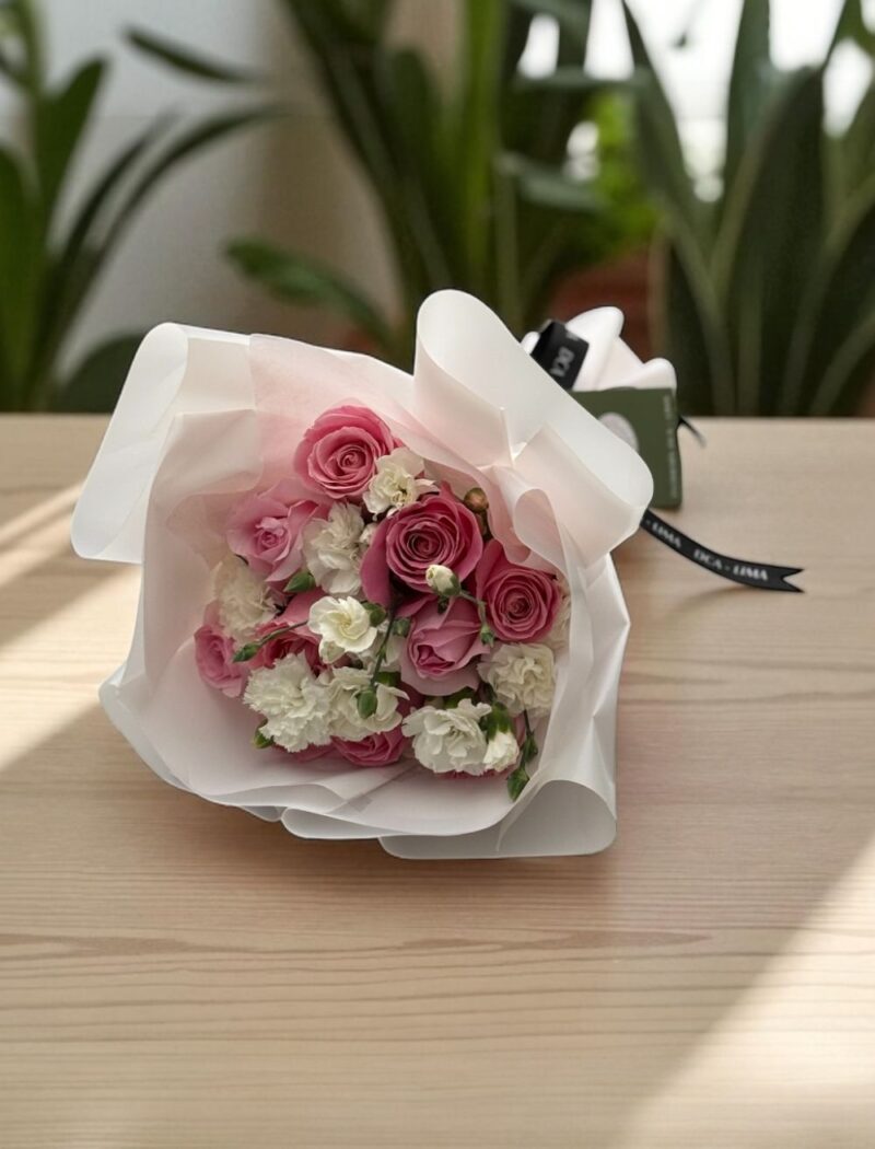 RAMO PETIT DE ROSAS Y CLAVELES