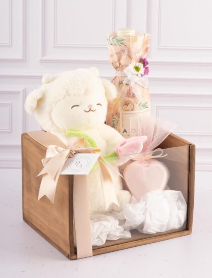 Giftbox de peluche Ovejita con Tulipan