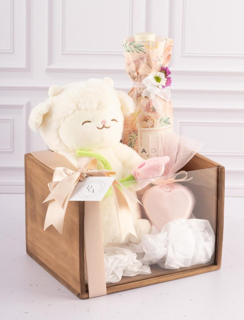 Giftbox de peluche Ovejita con Tulipan