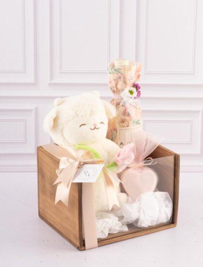 Giftbox de peluche Ovejita con Tulipan