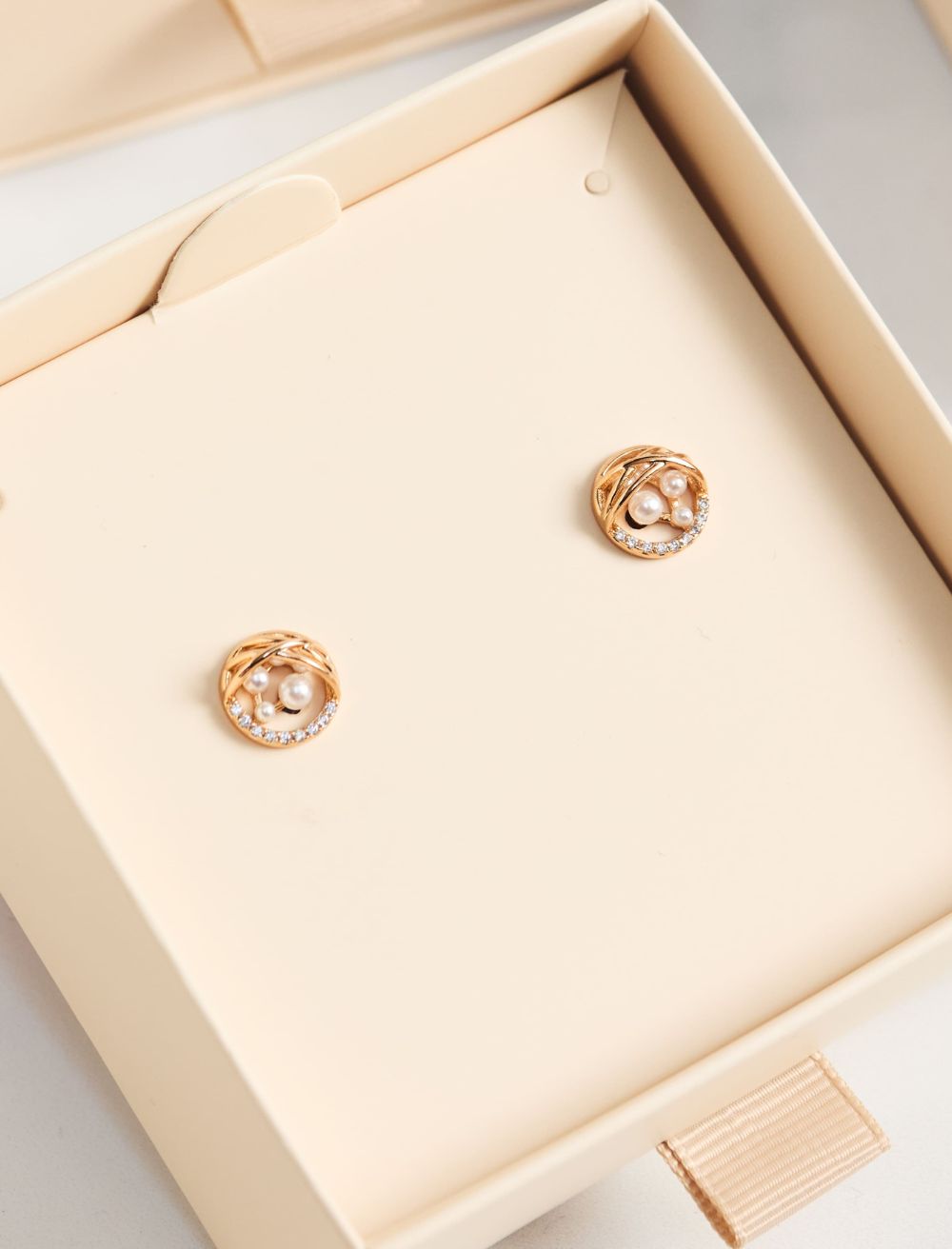 ARETES DORADOS CON PERLAS