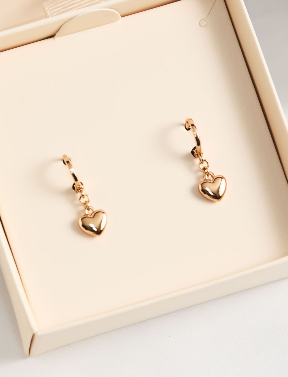 ARETES COLGANTES DE CORAZÓN