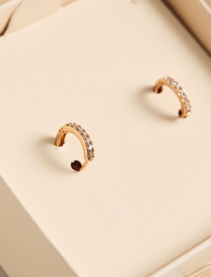 ARETES FINOS CON PIEDRAS BRILLANTES