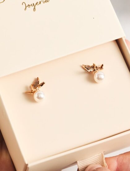 ARETES ELEGANTES DE PERLA Y AVE DORADA