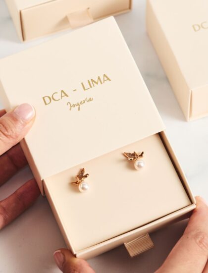 ARETES ELEGANTES DE PERLA Y AVE DORADA