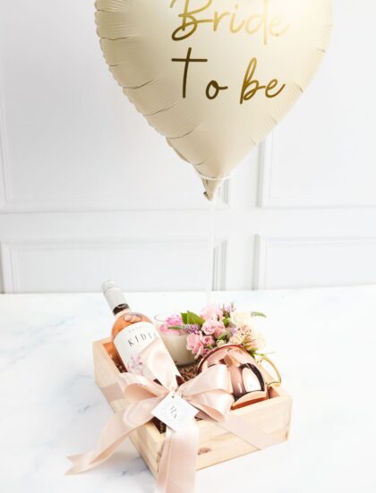 BOX BRIDE TO BE CON VINO Y GLOBO ELEGANTE