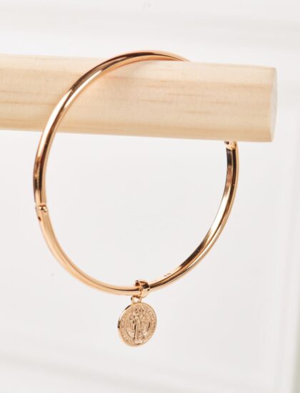 brazalete con dije san benito