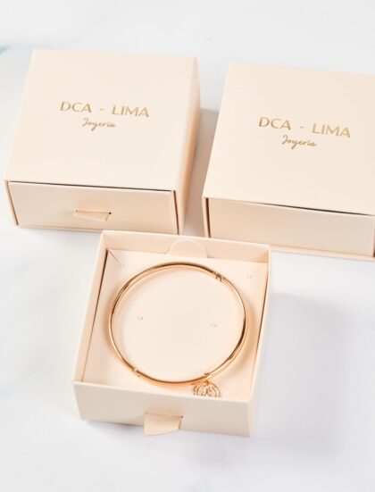 brazalete con dije san benito