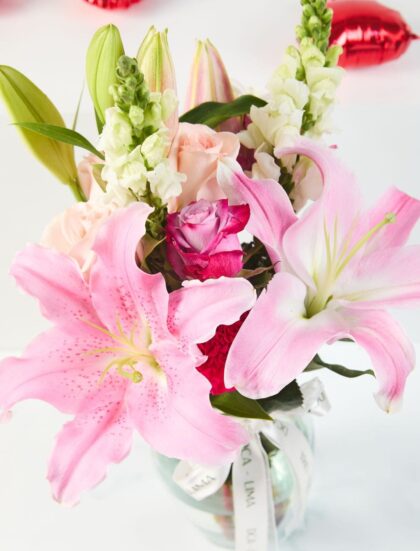 Florero Lirios Rosé San Valentín