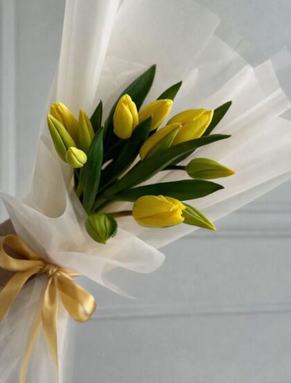RAMO 12 TULIPANES AMARILLOS