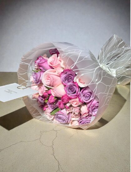 RAMO ROSAS LILAS Y ROSADAS