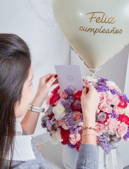ARREGLO FLORES Y GLOBO CUMPLEAÑOS